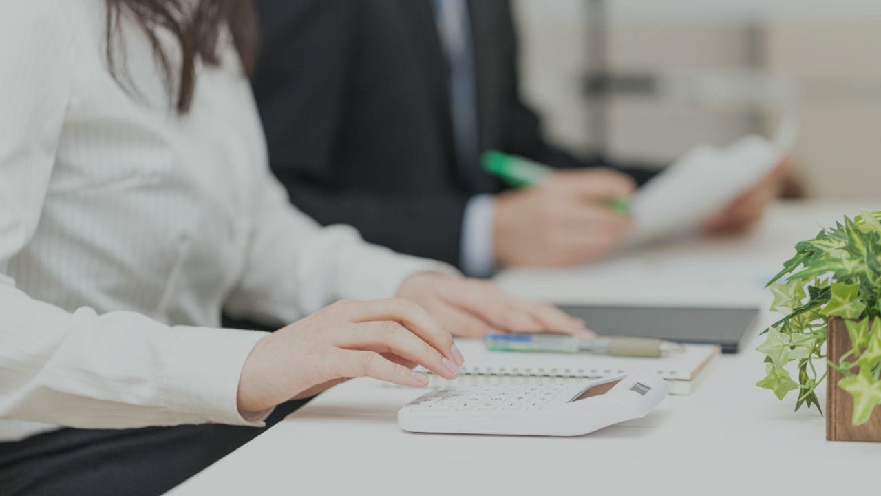 電卓を打つ女性