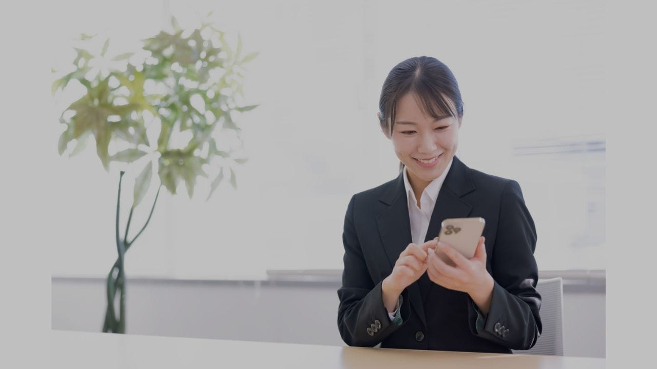 スマホで問い合わせをする女性