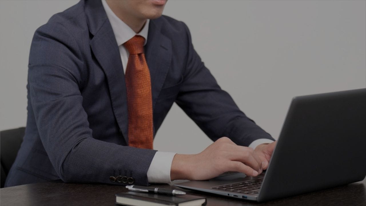 パソコン作業をする男性