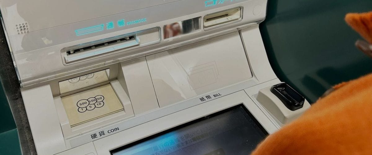 ATMから振込をする人